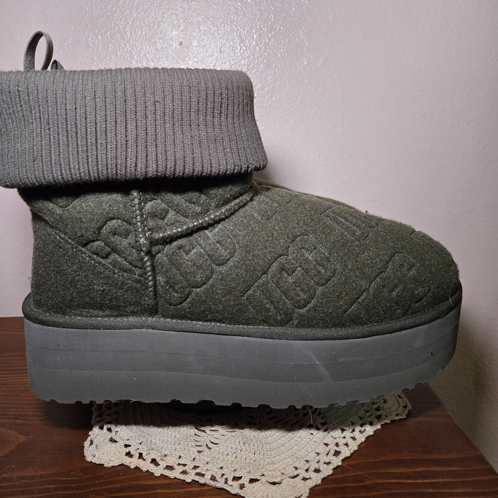 UGG Green Felt Ankle Boots embossed with the Name UGG - Picture 4 of 9